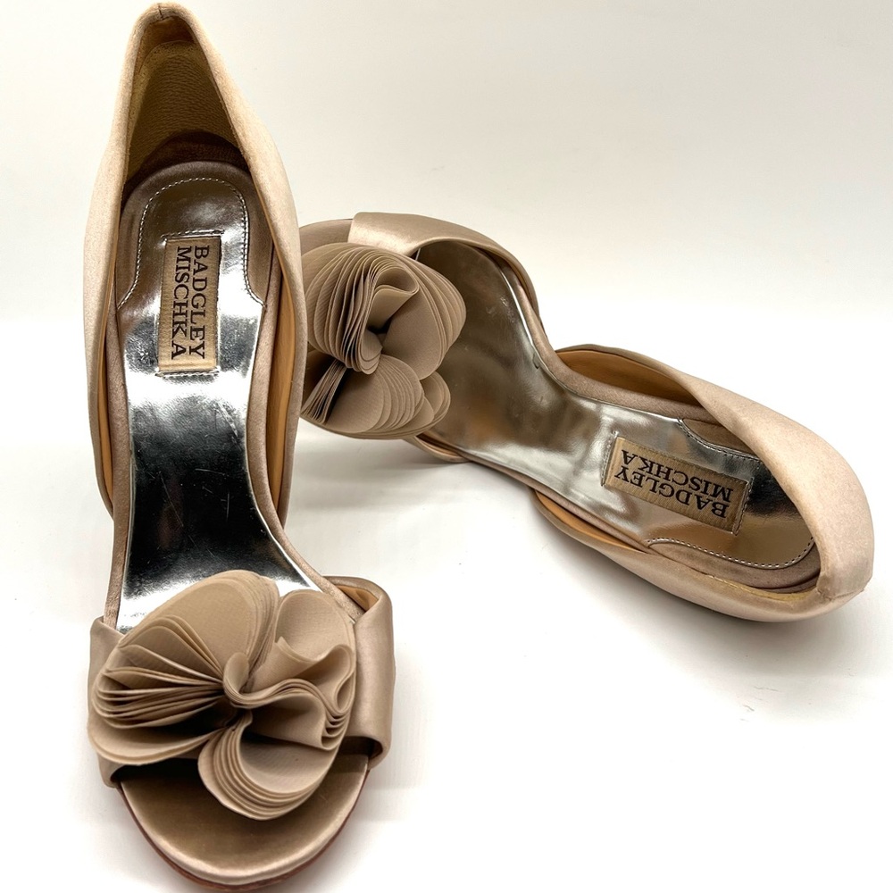 Badgley Mischka Women's Cream Peep Toe Heels